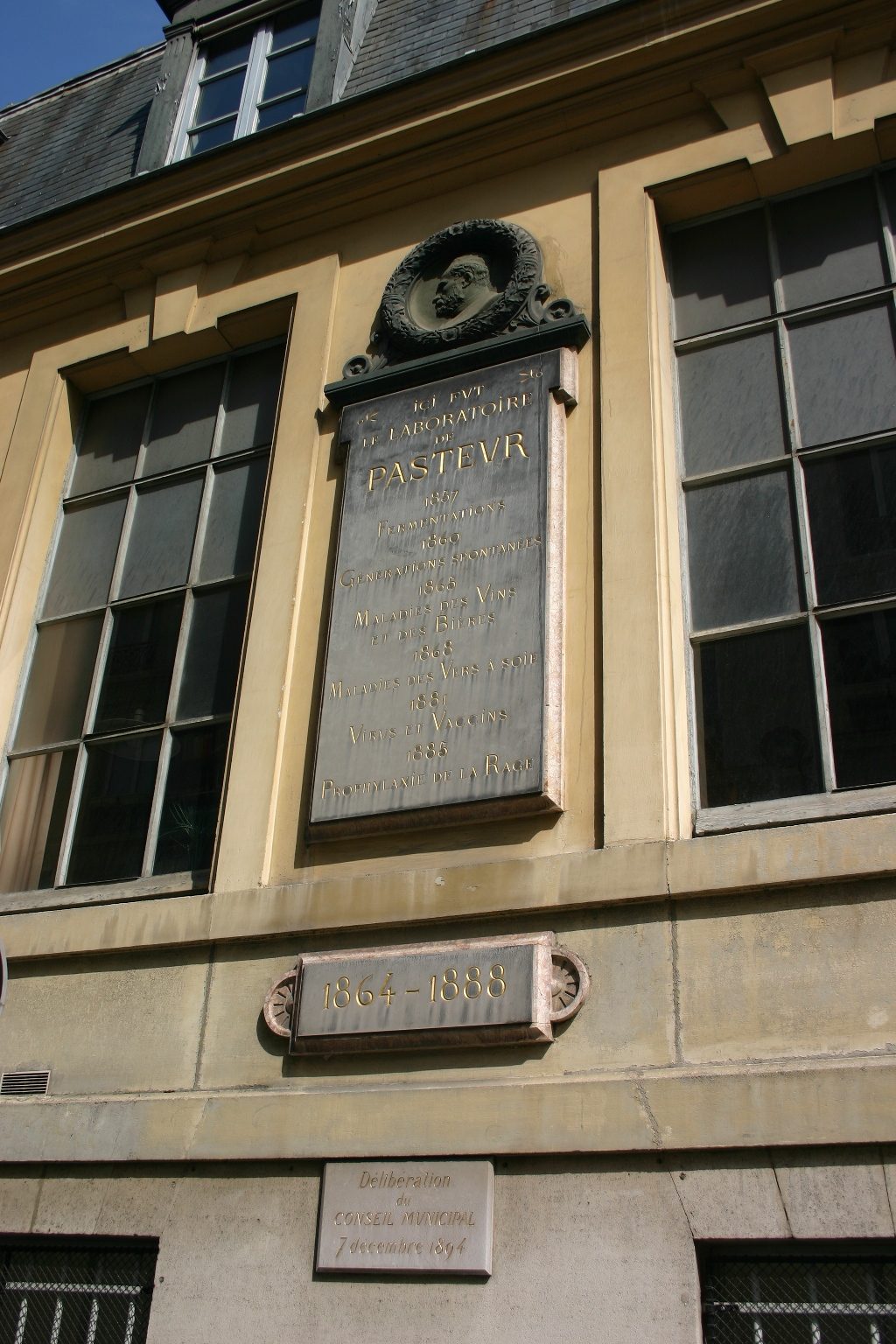 Louis Pasteur's laboratory memorial tablet, Ecole Normale Superieure, Paris (3).JPG